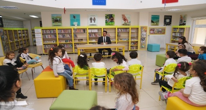 Başkan Sarıkurt öğrencilere kitap okudu