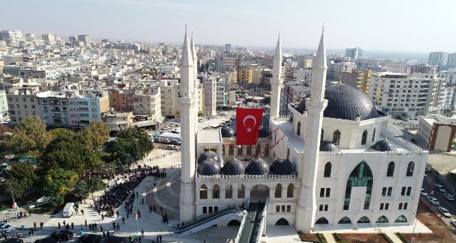 Osmanlı ile Selçuklu mimarisiyle inşa edilen cami ibadete açıldı