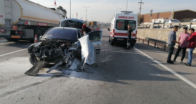 Gebze’de bariyerlere çarpan otomobil hurdaya döndü: 2 yaralı