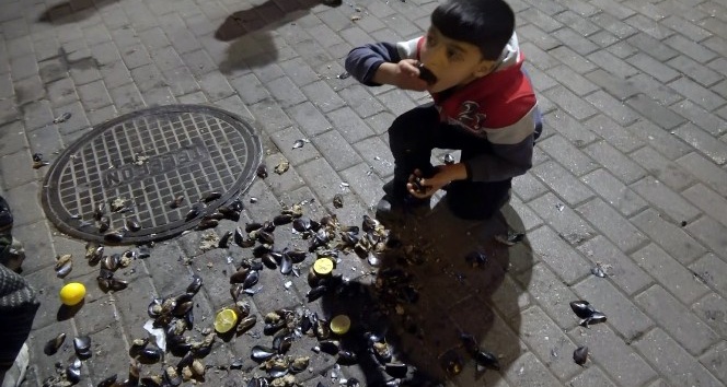 Seyyar satıcılar zabıta ekiplerine saldırdı, çocuklar yere dökülen midyeleri yedi