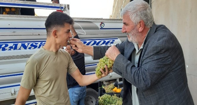 Suriye sınırındaki vatandaşlardan Mehmetçiğe meyve ikramı