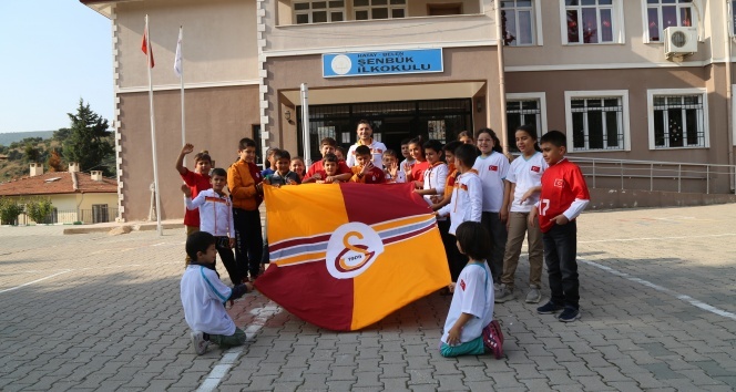 Köy okullarında okuyan öğrencilerin yüzü, Galatasaray&#039;dan gelen spor malzemeleri ile güldü