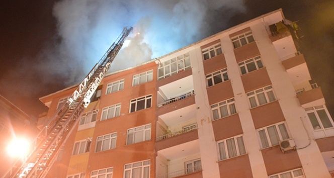 Bahçelievler&#039;de beş katlı bir binanın çatısı alev alev yandı