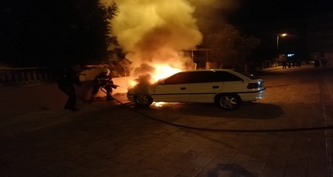 Park halindeki otomobilde çıkan yangına paniğe neden oldu