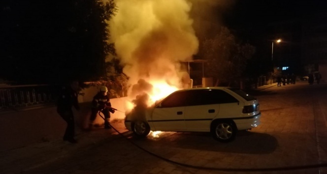Park halindeki otomobilde çıkan yangın paniğe neden oldu