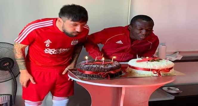 Sivassporlu futbolculara sürpriz kutlama