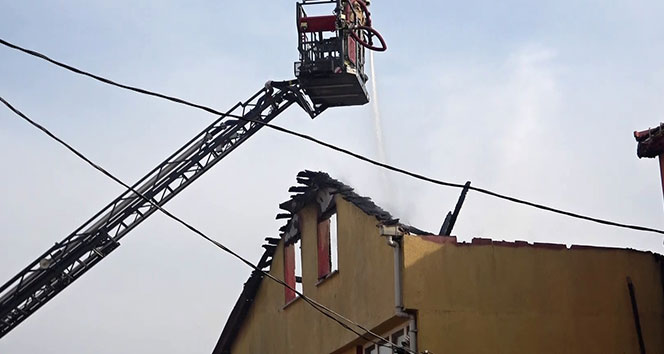 Pendikte çatısı yanan binada engelli bir kadın mahsur kaldı
