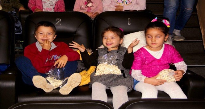 Köy okullarından gelen öğrenciler aileleriyle birlikte film izledi