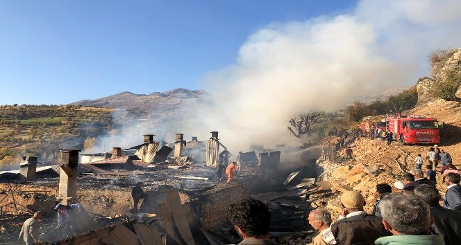 Elazığ’da bir köyde 6 ev yandı