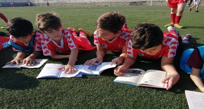 Önce kitap okuyorlar, sonra antrenman yapıyorlar