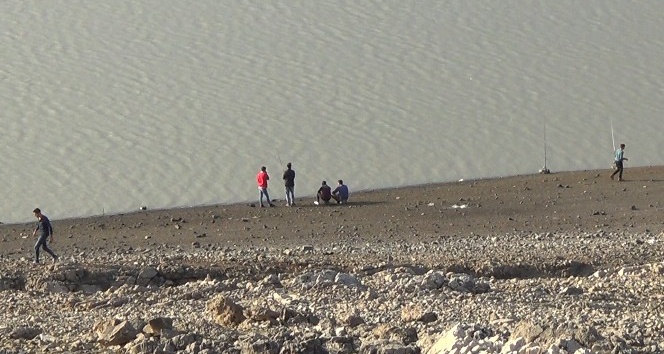 Tahtaköprü Baraj Gölü’nde avlanmak isteyenler avlanıyor