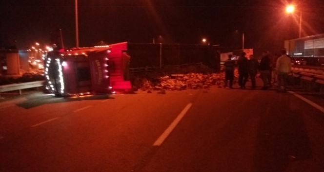 Tuğla yüklü tır devrildi: 2 yaralı