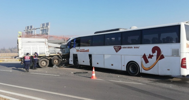 Yolcu otobüsü ile tır çarpıştı: 2 ölü, 20 yaralı