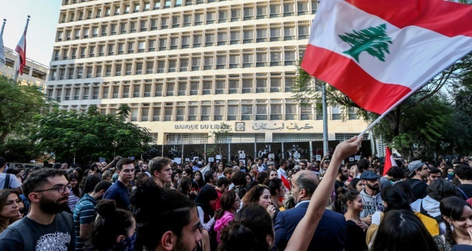 Lübnan&#039;da protestocular parlamento binasını kuşattı