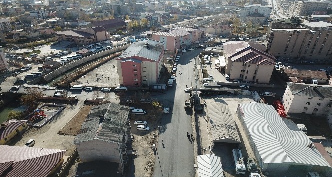 Yüksekova’da yol asfaltlama çalışması