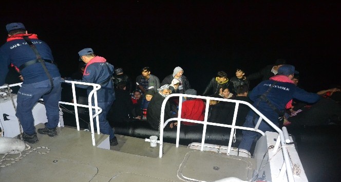 Ayvalık’ta 49 düzensiz göçmen Sahil Güvenlik’ten kaçamadı