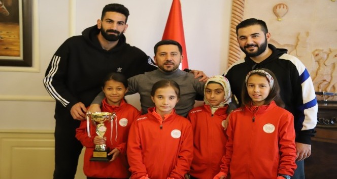 Belediye Başkanı Arı, Türkiye ve dünya dereceleri elde eden sporcuları kutladı