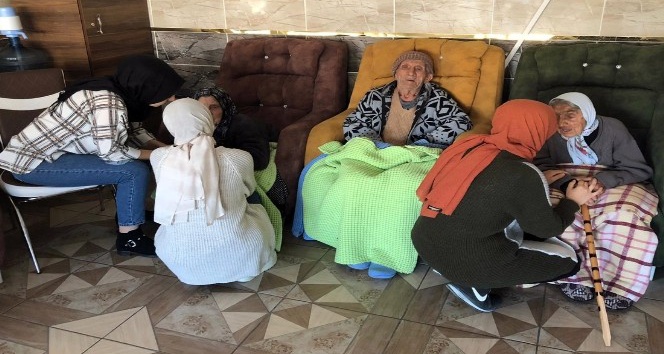 KYK Öğrencilerinden Yaşlılara Ziyaret
