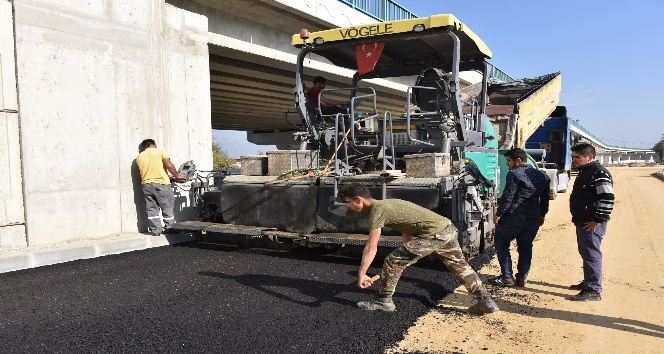 Bülent Ecevit Köprülü Kavşak’ta yan yollara asfalt atılıyor