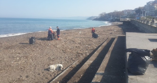 Akçakoca sokakları ve sahilleri temizleniyor