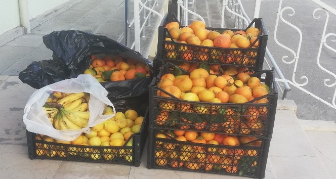 Pazar yerinden çaldığı meyveleri satarken yakalandı