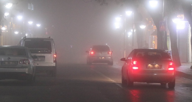 Aksaray&#039;da yoğun sis trafiği olumsuz etkiliyor