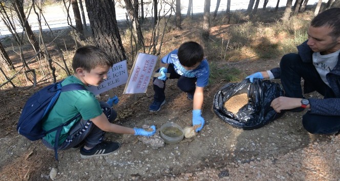 Çocuklar doğa yürüyüşü sonrası çevre temizliği yaptı