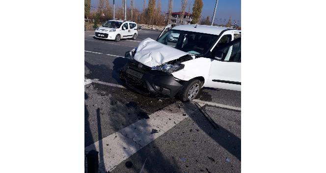 Hafif ticari araçla otomobil çarpıştı: 6 yaralı
