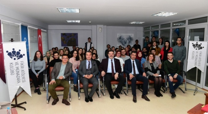 Rektör Prof. Dr. Şafak Ertan Çomaklı öğrencilerle münazaraya katıldı