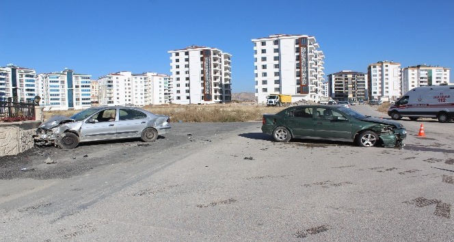 Elazığ’da iki otomobil çapıştı: 12 yaralı