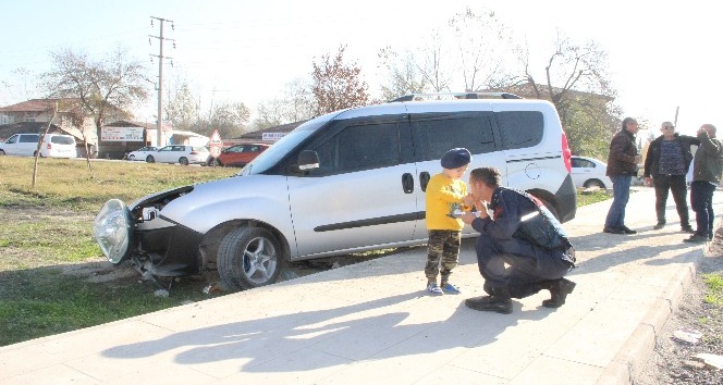 Kazada annesi yaralanan çocuğu jandarma teselli etti