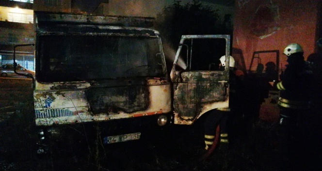 Park halindeki hurda kamyon alev alev yandı