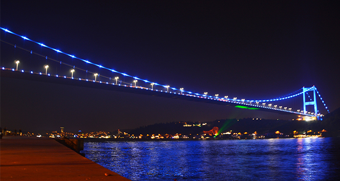 İstanbul’un simgeleri, çocuklar için maviye büründü