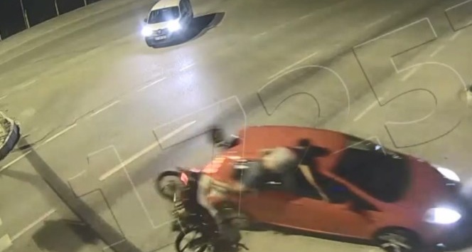 Motosikletli sürücülerin ölümden döndüğü anlar şehir polis kamerasında
