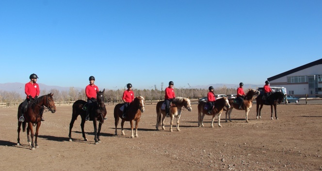 Atçılık ve antrenörlüğü bölümü genç öğrencilerin gözdesi