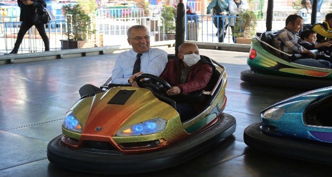 Başkan Tarhan, lösemili çocuklarla lunaparkta eğlendi