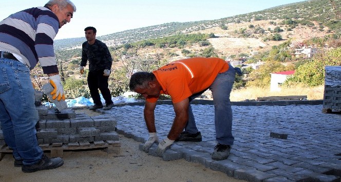 Akdeniz’in mahallelerinde yol çalışmaları devam ediyor