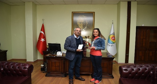 Başkan Bozdoğan, Tarsuslu Milli Atlet Karataş’ı tebrik etti