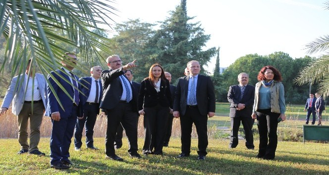 Vali Karaloğlu Akdeniz Üniversitesi Botanik Bahçesi’ni gezdi