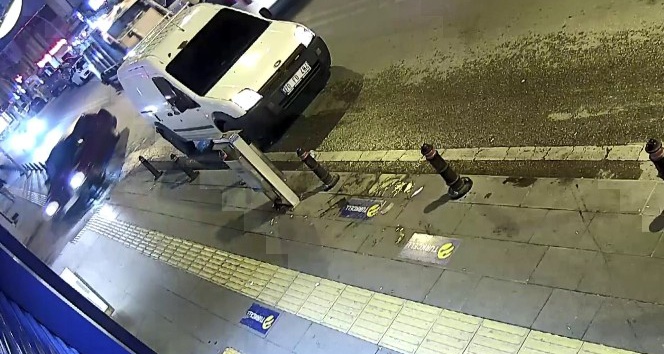 Öldürdüğü arkadaşının cesediyle otomobille bekçilerden kaçan zanlı kamerada