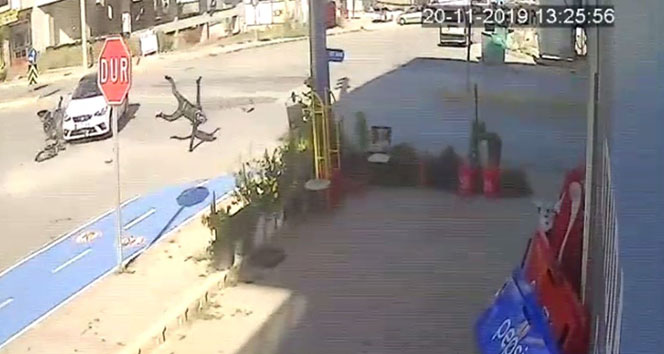 Motosiklet sürücüsünün havada taklalar attığı anlar güvenlik kamerasında