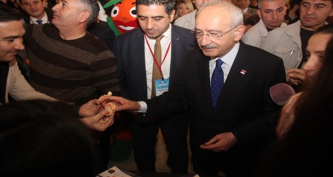 Kılıçdaroğlu Menderes standını ziyaret etti, mandalina yedi