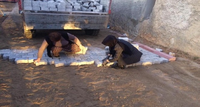 Kaymakam, işçilerle birlikte köy yoluna kilit parke taşı döşedi