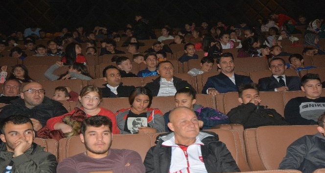 Sporcular, ’Cep Herkülü: Naim Süleymanoğlu’nu izlediler