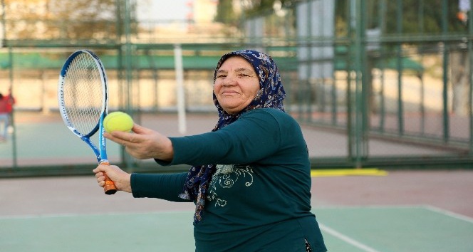 67 yaşında torunuyla birlikte tenise başladı