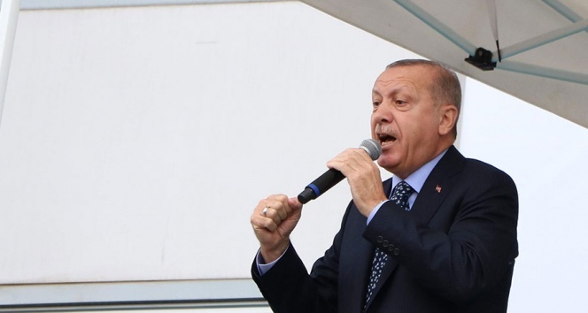 Cumhurbaşkanı Erdoğan: &#039;Ben cumhurbaşkanlığımı ortaya koyuyorum sen genel başkanlığını ortaya koyabiliyor musun?&#039;
