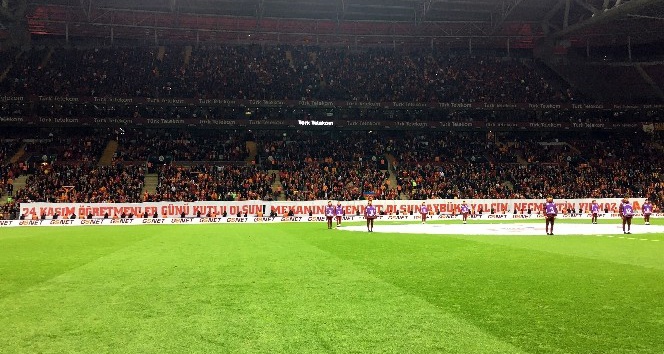 Galatasaray taraftarı Öğretmenler Günü’nü unutmadı