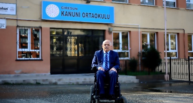 (Özel) Tekerlekli sandalyesi ile 22 yıldır öğretmenlik yapıyor