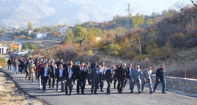 Sason’da şehit öğretmenler mezarı başında anıldı