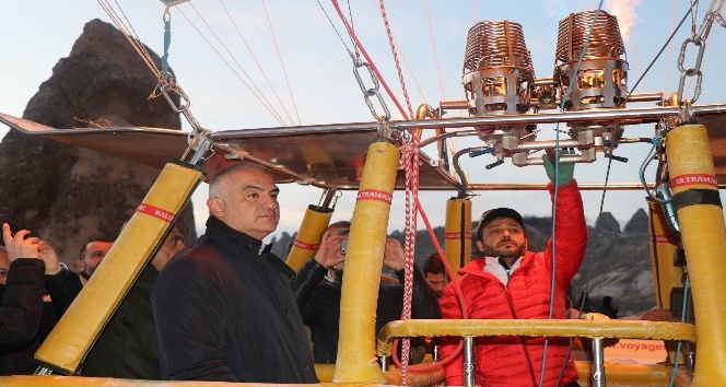 Kültür ve Turizm Bakanı Ersoy, Kapadokya’da balona bindi